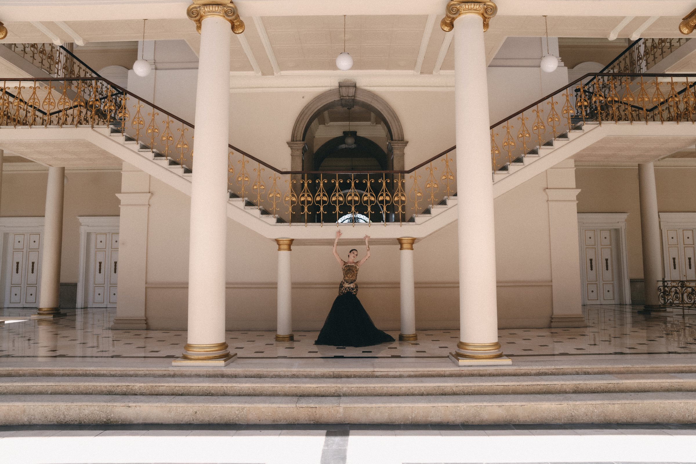 Modelo en vestido negro y dorado en el Palacio Nacional, Centro Histórico de San Salvador
